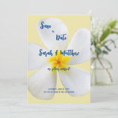 黄色の背景に白いプルメリア、トロピカルで花のある結婚式 セーブザデート (スタンド正面)