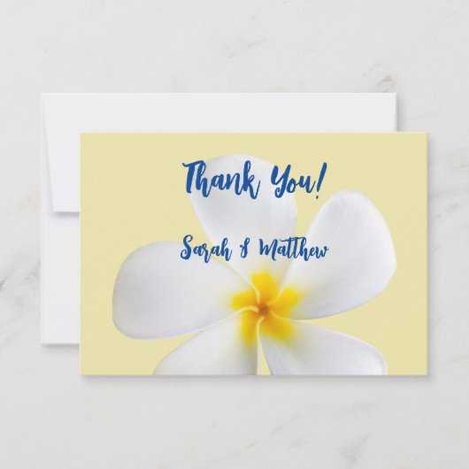 黄色の背景に白いプルメリア、トロピカル、フラワーリー サンキューカード (正面)