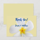 黄色の背景に白いプルメリア、トロピカル、フラワーリー サンキューカード (正面/裏面)