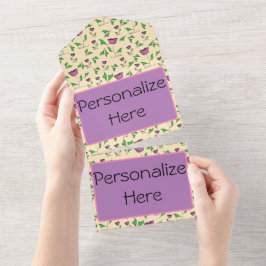 黄色の背景に紫のチューリップ オールインワン招待状