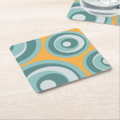 黄色の背景に青いレトロスタイルの円 スクエアペーパーコースター (アングル)