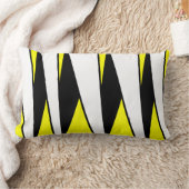 黄色の背景に黒と白の並行しないストライプ ランバークッション (ブランケット)
