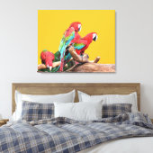 黄色の背景に3つのパロット。 キャンバスプリント (インサイチュ (寝室))