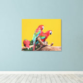 黄色の背景に3つのパロット。 キャンバスプリント (インサイチュ (ウッドフロア))