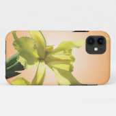 黄色の背景の黄色いアヤメの花。 Case-Mate iPhoneケース (裏面(横))