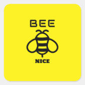 黄色の背景のBee Niceデザイン スクエアシール (正面)