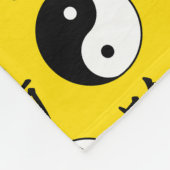 黄色の背景中国の陽模様 フリースブランケット (角)