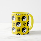 黄色の背景中国の陽模様 マグカップ (正面右)