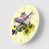 黄色の花が付いているピンクのティーポット ラウンド壁時計 (傾斜)