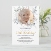 黄色の花カスタムのフォトサプライズ70誕生日 招待状 (スタンド正面)