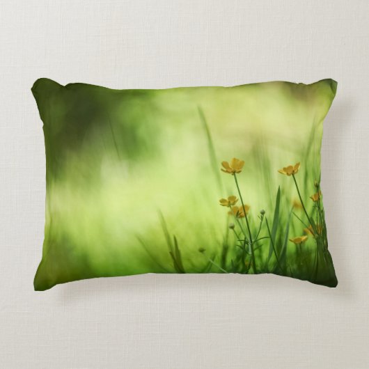 黄色の花バターカップ自然写真 アクセントクッション (正面)