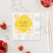 黄色の花パーソナライズされた名Haldi napkins 縁ありカクテルナプキン (インサイチュ)