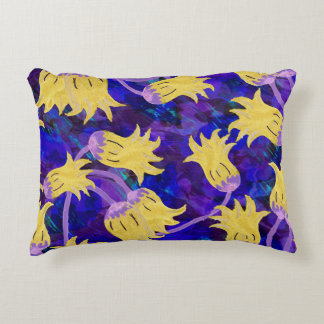黄色の花:暗い背景の水のカラーアートワーク アクセントクッション