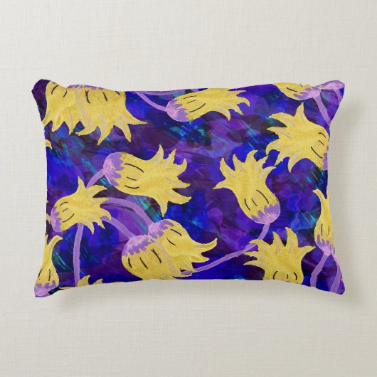 黄色の花：暗い背景の水のカラーアートワーク アクセントクッション (正面)