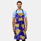 黄色の花：暗い背景の水のカラーアートワーク エプロン (着用した状態)