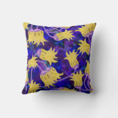 黄色の花：暗い背景の水のカラーアートワーク クッション (裏面)