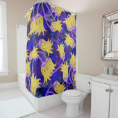 黄色の花：暗い背景の水のカラーアートワーク シャワーカーテン (インサイチュ)