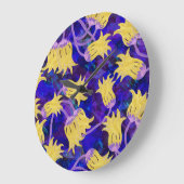 黄色の花：暗い背景の水のカラーアートワーク ラージ壁時計 (傾斜)