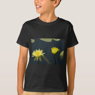 黄色の蓮の水生植物 Tシャツ