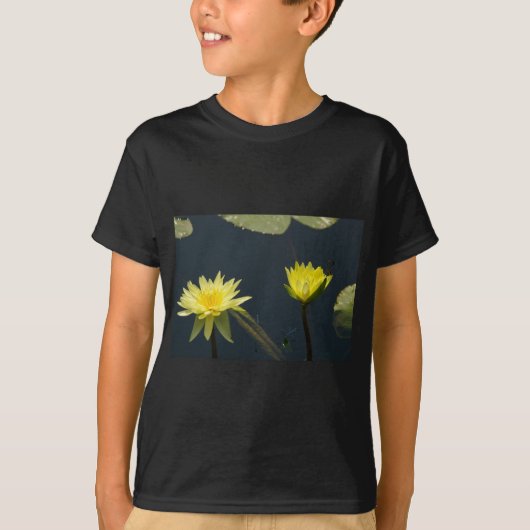 黄色の蓮の水生植物 Tシャツ (正面)
