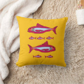 黄色の装飾用クッションと赤魚2025 クッション (ブランケット)