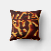 黄色の赤い汚れは、欠陥のあるスプレーまたはインクの通気孔に見える クッション (裏面)