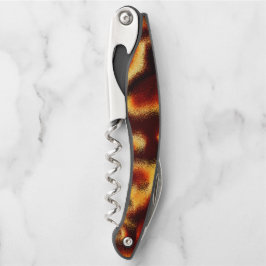 黄色の赤い汚れは、欠陥のあるスプレーまたはインクの通気孔に見える ソムリエナイフ