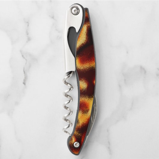 黄色の赤い汚れは、欠陥のあるスプレーまたはインクの通気孔に見える ソムリエナイフ (正面)