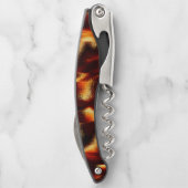 黄色の赤い汚れは、欠陥のあるスプレーまたはインクの通気孔に見える ソムリエナイフ (裏面)