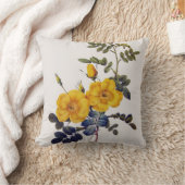 黄色の野生のバラの花ピエールジョセフレッドテ クッション (ブランケット)
