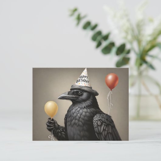 黄色の風船を持ったクロウの幸せな誕生日帽子 ポストカード (スタンド正面)
