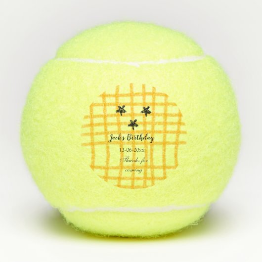 黄色の黒いチェッカーボードの誕生日の名前の追加 テニスボール (正面)