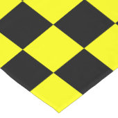 黄色の黒いチェッ市松模様にクパターン ショートテーブルランナー (コーナー)