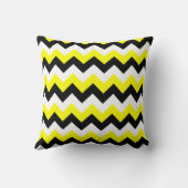 黄色の黒と白のジグザグ クッション (裏面)