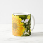 黄色の《植物》百日草、黄色のデイジー、黄色の花 コーヒーマグカップ (正面右)