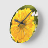 黄色の《植物》百日草、黄色のデイジー、黄色の花 ラウンド壁時計 (傾斜)