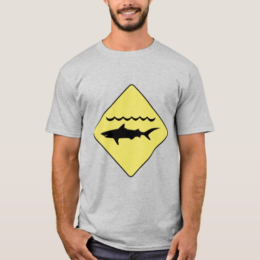黄色の「警告サメ」標識 Tシャツ (正面)