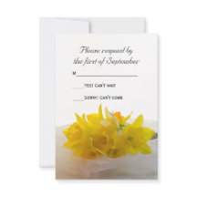 黄色のDaffodilsオンホワイト春の結婚式RSVPカード