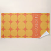 黄色はっきりしたとオレンジのドットの名パーソナライズされた前 ビーチタオル (正面)