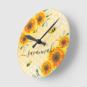 黄色ひまわりミツバチ素朴なモノグラム文字 ラウンド壁時計 (傾斜)