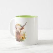 黄色ひまわり花冠を持つハイランド牛 ツートーンマグカップ (正面左)