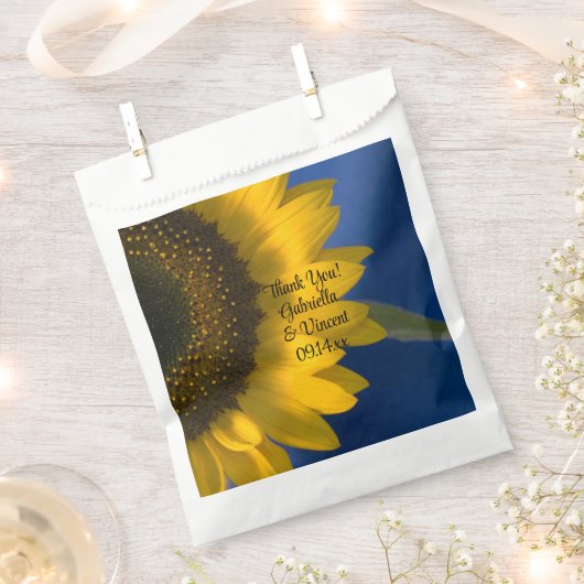 黄色ひまわりonブルー結婚の感謝 フェイバーバッグ (クリップ留めされた状態)