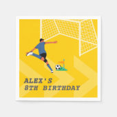 黄色よくはしゃぐサッカー選手キックゴール誕生日 スタンダードカクテルナプキン (正面)