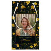 黄色エレガントのバターカップフラワーフォト誕生日 スモールペーパーバッグ (裏面)