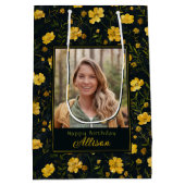 黄色エレガントのバターカップフラワーフォト誕生日 ミディアムペーパーバッグ (裏面)