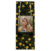 黄色エレガントのバターカップフラワーフォト誕生日 ワインギフトバッグ (裏面)