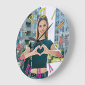 黄色ガーリーマゼンタのログラデーションマン数字 ラージ壁時計 (傾斜)