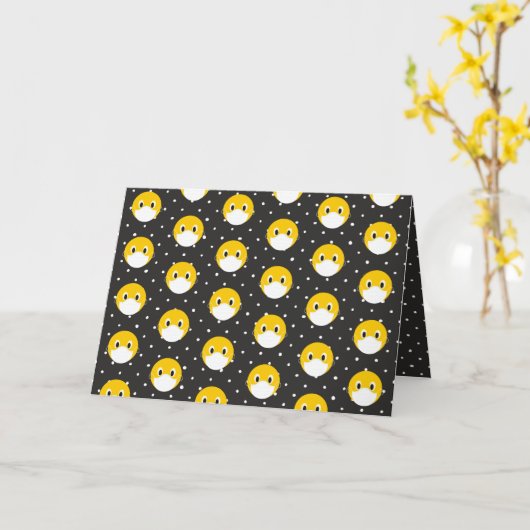 黄色スマイル顔と医療用マスク誕生日 カード (黄色い花)