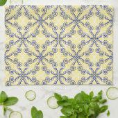 黄色タオルの上のスクロール模様ネイビー&ホワイト キッチンタオル (折り畳み)