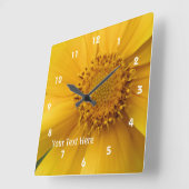 黄色デイジー花花びらと中パーソナライズされた央 スクエア壁時計 (傾斜)